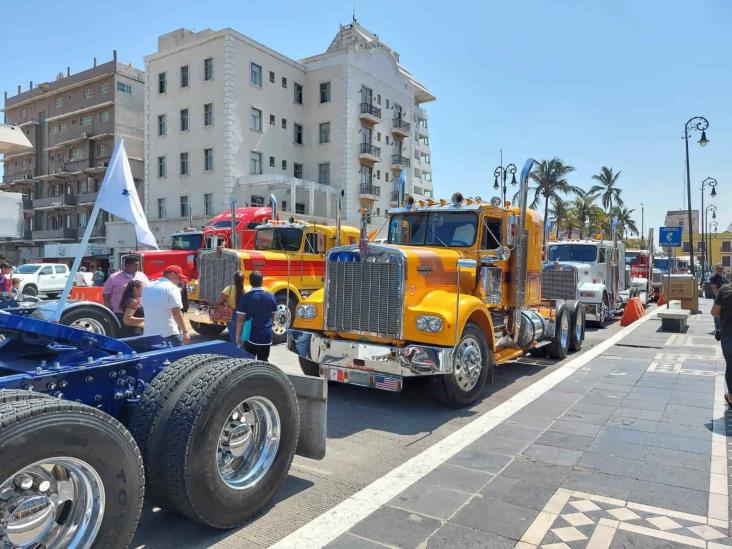 Ruedan 40 camiones al Malecón de Veracruz en Expo Tracto Clásicos