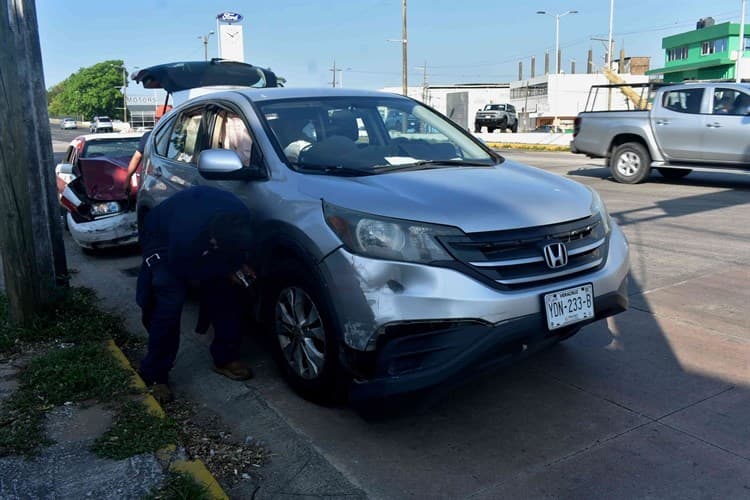 Aparatoso choque en la colonia Palma Sola deja dos lesionados (+Video)