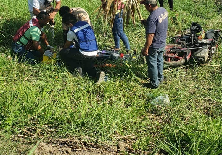 Motociclista derrapa por culpa de taxi en carretera de Ixmatlahuacan