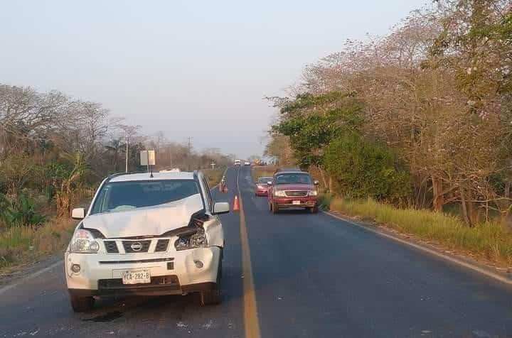 Camioneta choca contra vaca en carretera de Cotaxtla