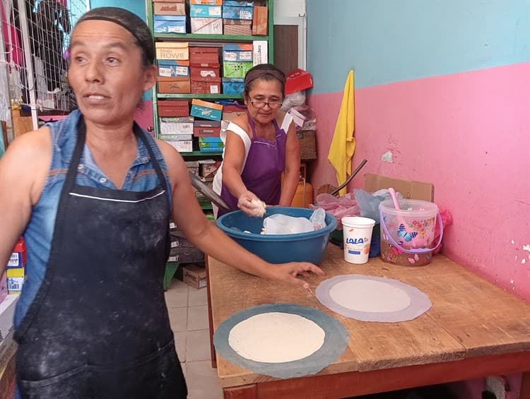 De Oaxaca a Coatzacoalcos; Doña Amparo y sus famosas tortillas de mano