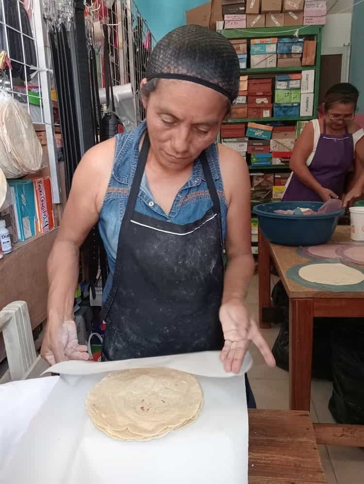 De Oaxaca a Coatzacoalcos; Doña Amparo y sus famosas tortillas de mano