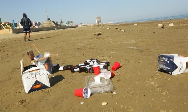 Playa de Coatzacoalcos amanece llena de basura de turistas