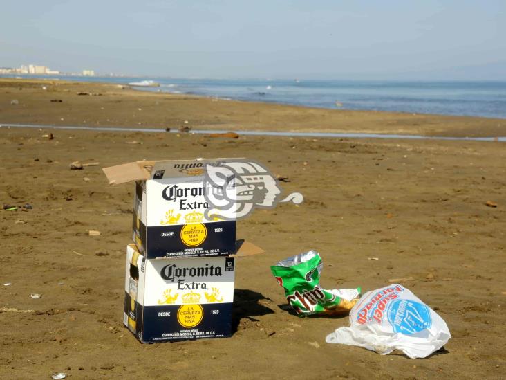 Playa de Coatzacoalcos amanece llena de basura de turistas