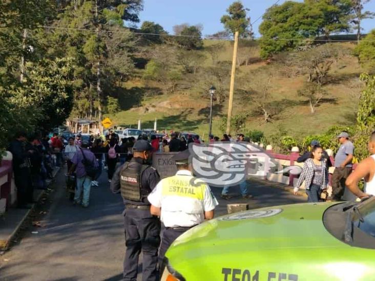 Padres bloquean carretera Xalapa-Misantla; exigen aulas para jardín de niños