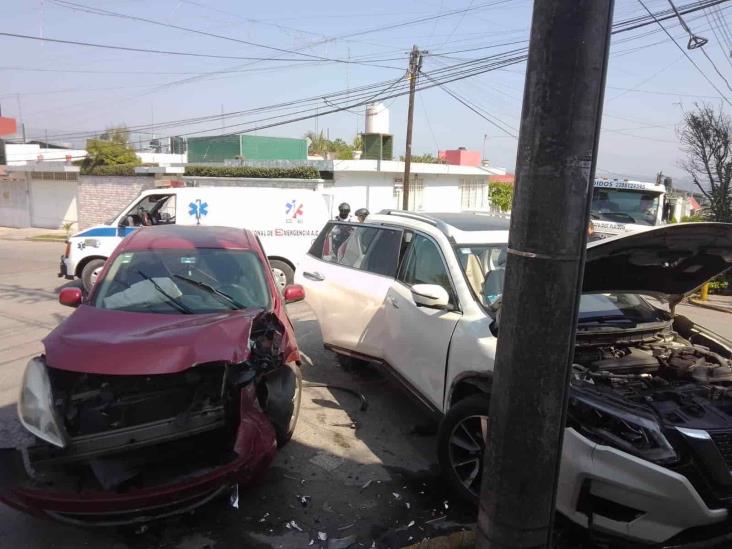 Una lesionada y daños materiales deja choque en la Progreso, de Xalapa