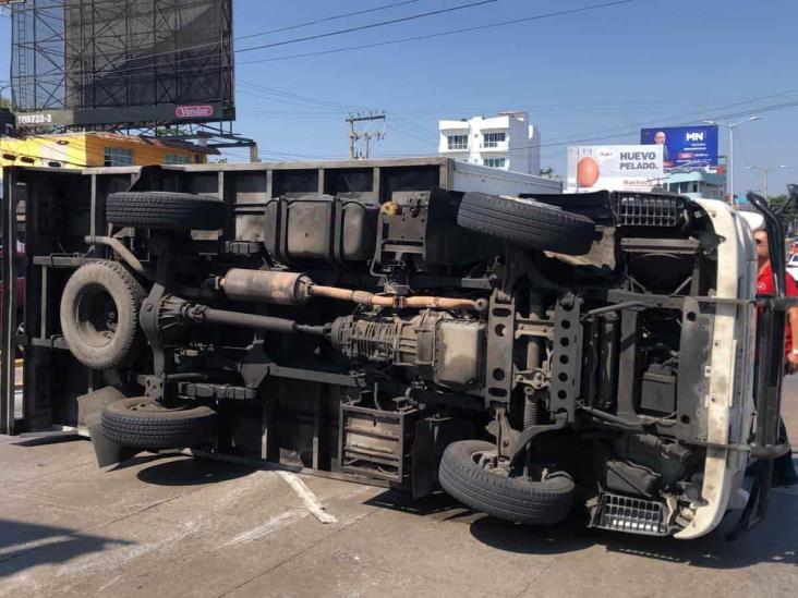 Aparatosa volcadura en avenida Ejército Mexicano de Boca del Río (+Video)