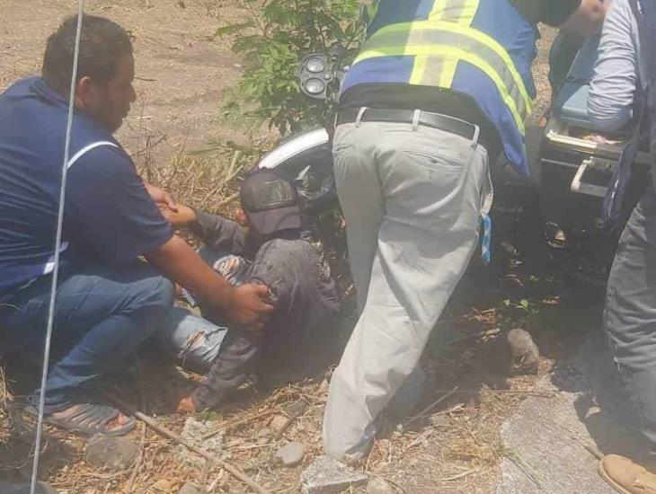 Motociclista lesionado tras estrellarse con alambrado en Cotaxtla