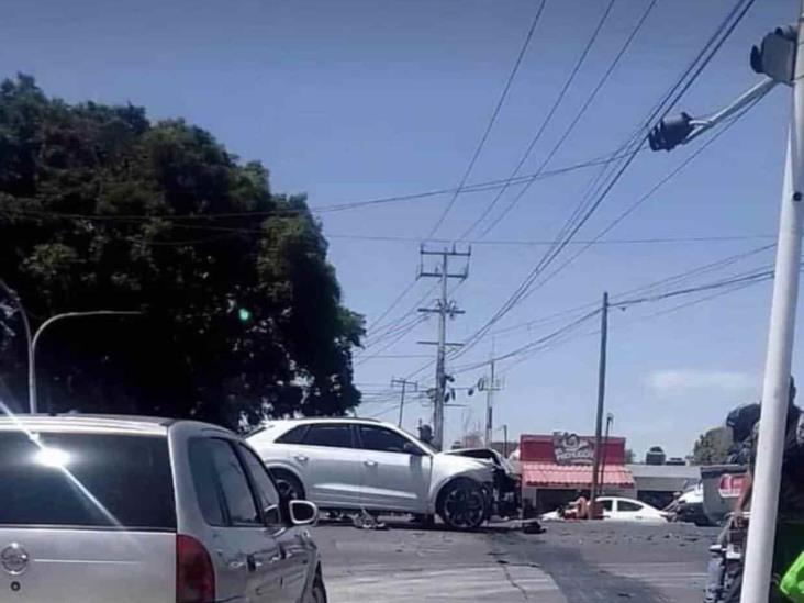 El delantero de las Chivas, José Juan Macías, protagonizó un accidente automovilístico este martes