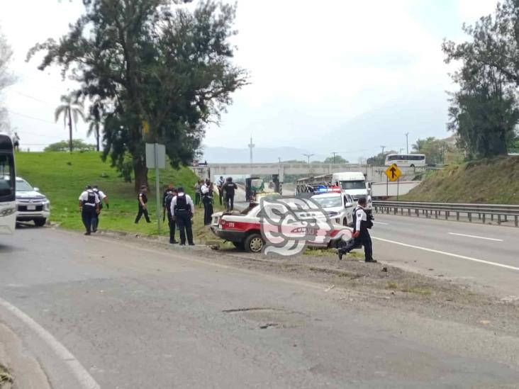 Roban taxi y terminan volcando; pasó en Orizaba (+Video)