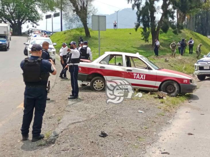 Roban taxi y terminan volcando; pasó en Orizaba (+Video)