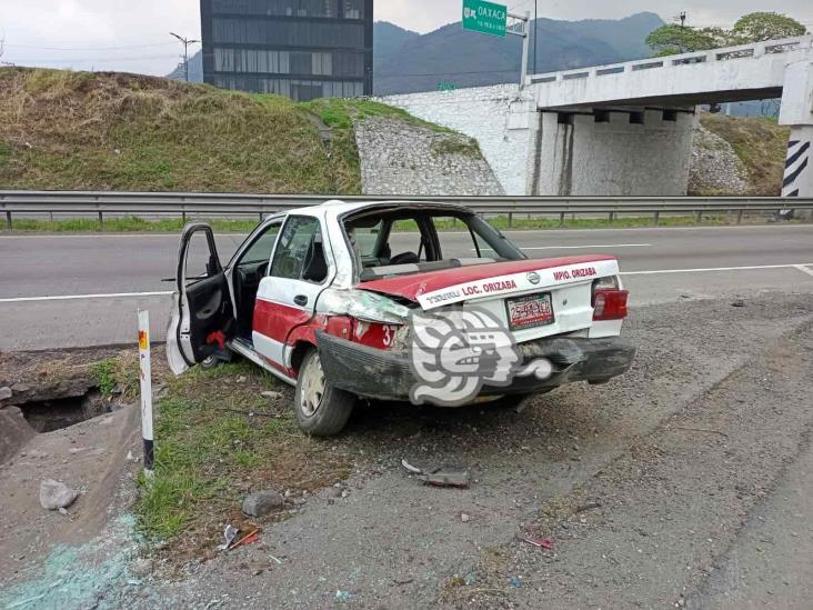 Roban taxi y terminan volcando; pasó en Orizaba (+Video)