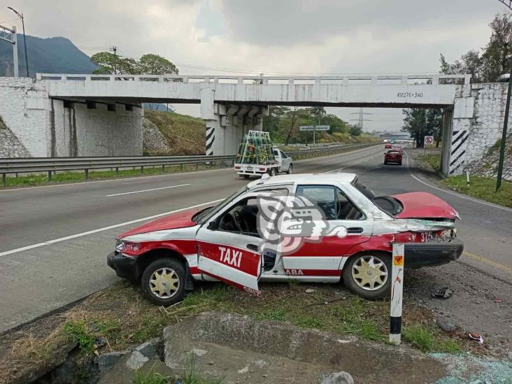 Roban taxi y terminan volcando; pasó en Orizaba (+Video)