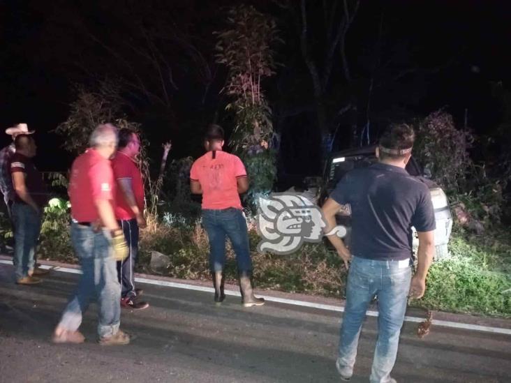 Automóvil sale de la carretera por perdida de control en la carretera Las Choapas-Cerro de Nanchital