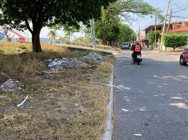 Denuncian tiradero de escombro en colonia Electricistas, en Veracruz