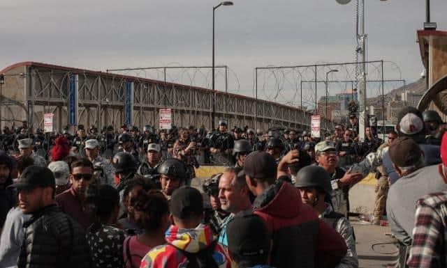 Migrantes desde Ciudad Juárez intentan ingresar por la fuerza hacia Estados Unidos