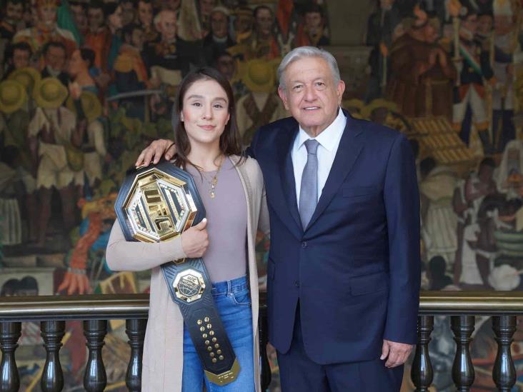 Alexa Grasso, campeona de la UFC, se reúne con AMLO