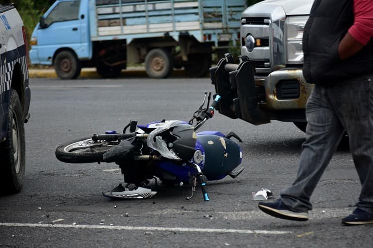 Por unos pesos; motociclistas arriesgan su vida en Coatzacoalcos