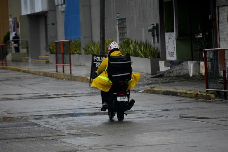 Por unos pesos; motociclistas arriesgan su vida en Coatzacoalcos