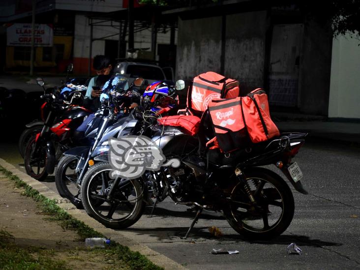 Por unos pesos; motociclistas arriesgan su vida en Coatzacoalcos