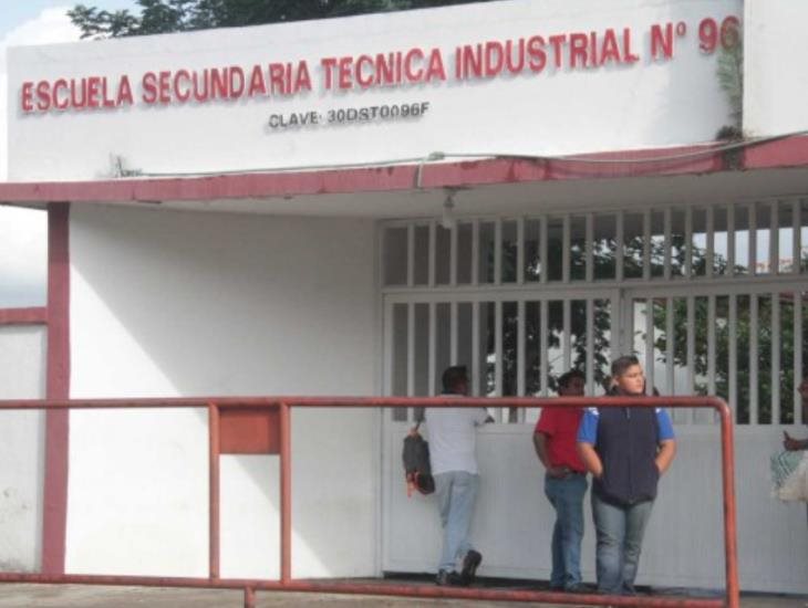 En Coatzacoalcos, trasciende expulsión de alumnas en ETI 96 por uso de gas pimienta