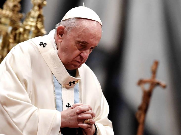 Hospitalizan al Papa Francisco por problemas respiratorios
