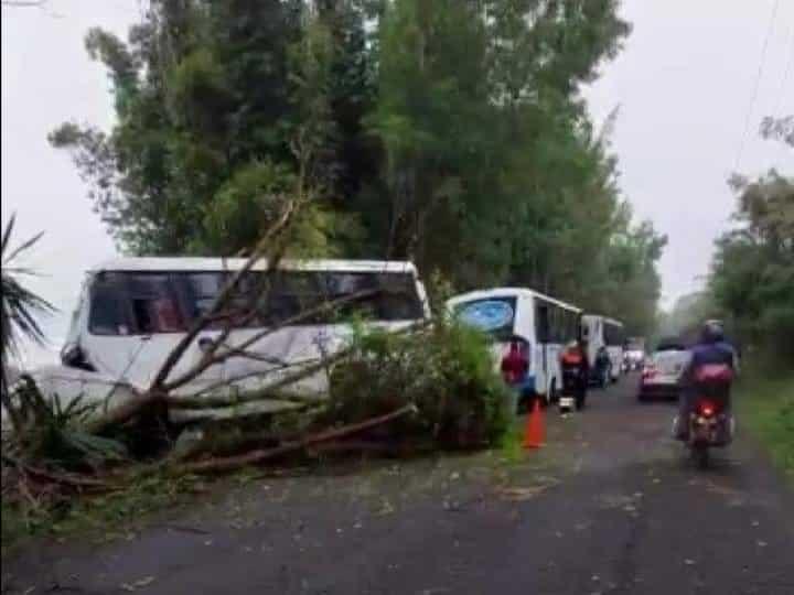 Autobús quedó a orillar de un barranco en Coscomatepec; casi cae
