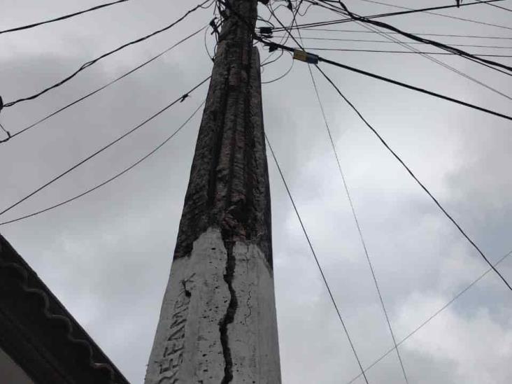 Alarma poste de CFE en malas condiciones en la Lázaro Cárdenas en Veracruz (+Video)