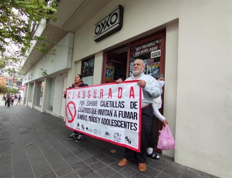 Clausuran Oxxo en Xalapa por exhibir cajetillas de cigarro (+Video)