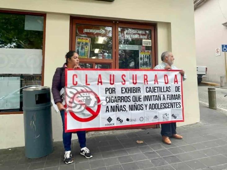 Clausuran Oxxo en Xalapa por exhibir cajetillas de cigarro (+Video)