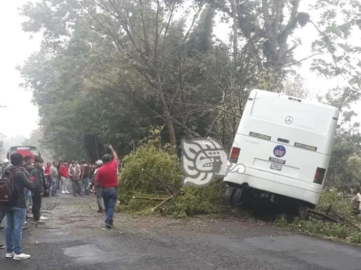 Por poquito; autobús casi cae a un barranco en Coscomatepec