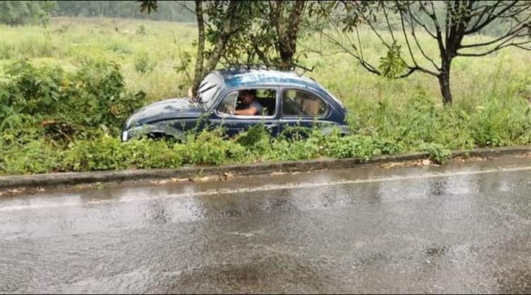 Automóvil se sale de la carretera por el piso mojado en Huatusco