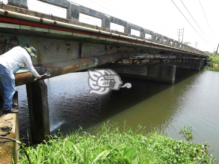 Reportan enorme fuga en tubería del puente Calzadas en Coatzacoalcos(+Video)