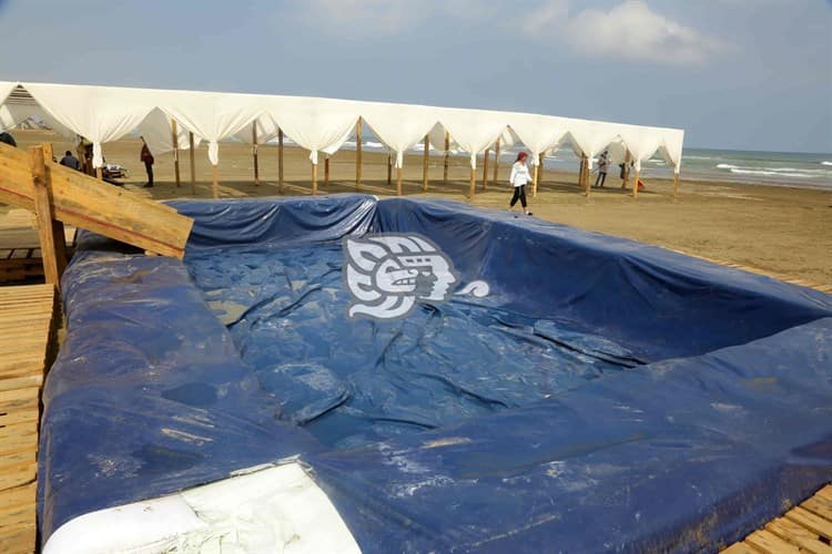 Ultiman detalles en zona familiar en playa de Coatzacoalcos