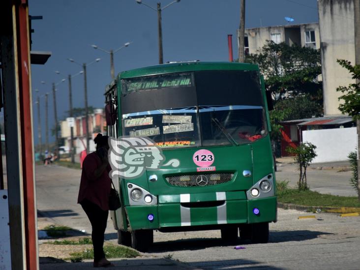 ¿Es legal? En Coatzacoalcos, camiones con videovigilancia cobran hasta 11 pesos