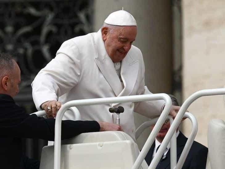Mejora salud del papa Francisco; seguirá hospitalizado