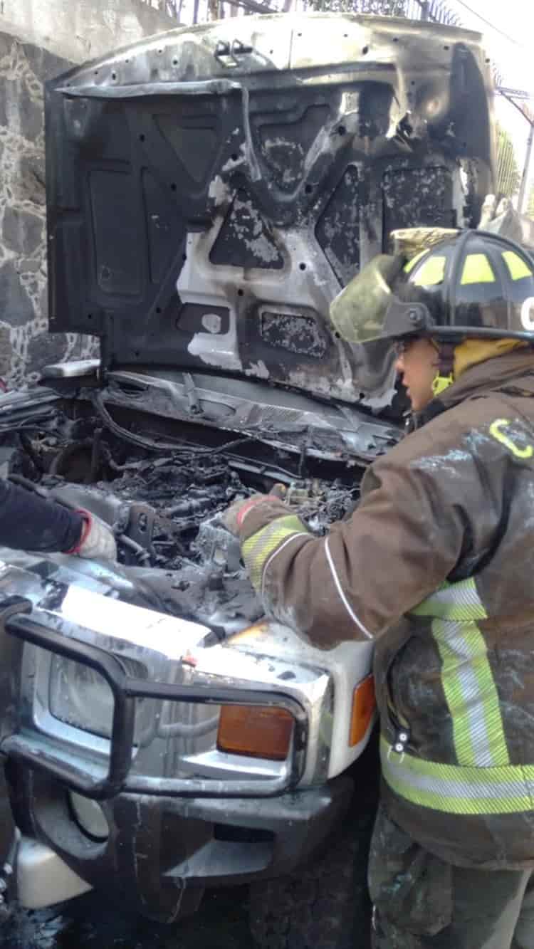 Se incendia su camioneta en plena calle de Alfredo Adame