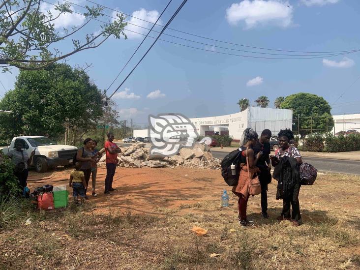 Abandona INM a migrantes frente a estación tras bajarlos de un autobús