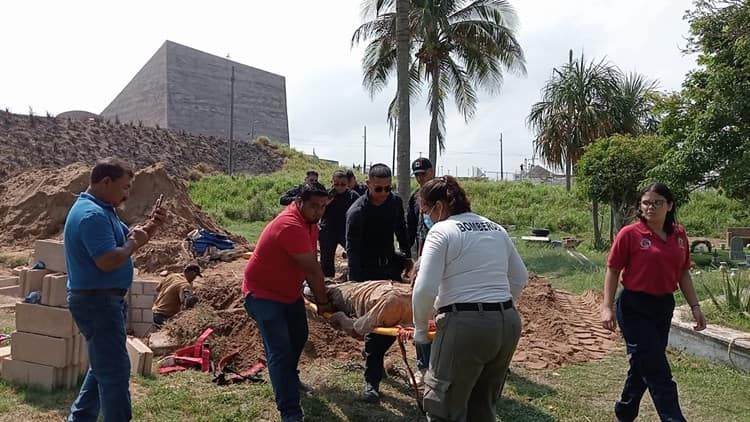 Albañil queda atrapado al caerle muro de concreto en panteón del sur de Veracruz (+Video)