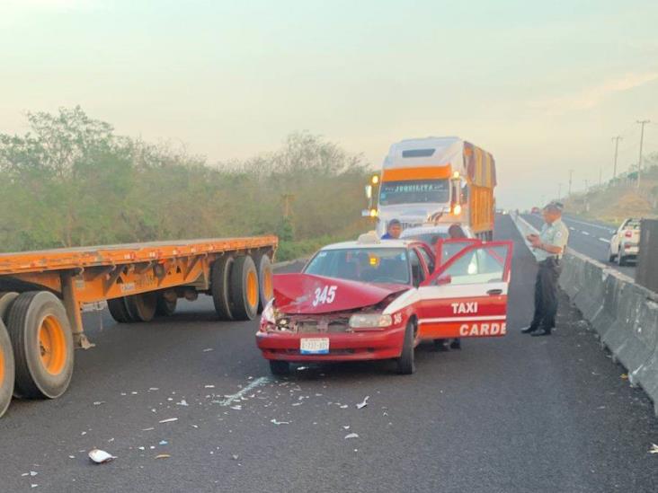 Camioneta provoca fuerte choque con un taxi en la autopista Veracruz-Cardel