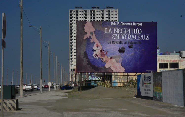 ¿Ya en campaña? Instalan espectacular de libro del titular de Segob en Coatzacoalcos