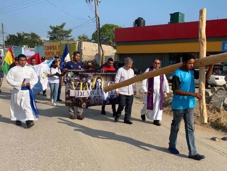 Realizan Vía Crucis de migrantes en Coatzacoalcos