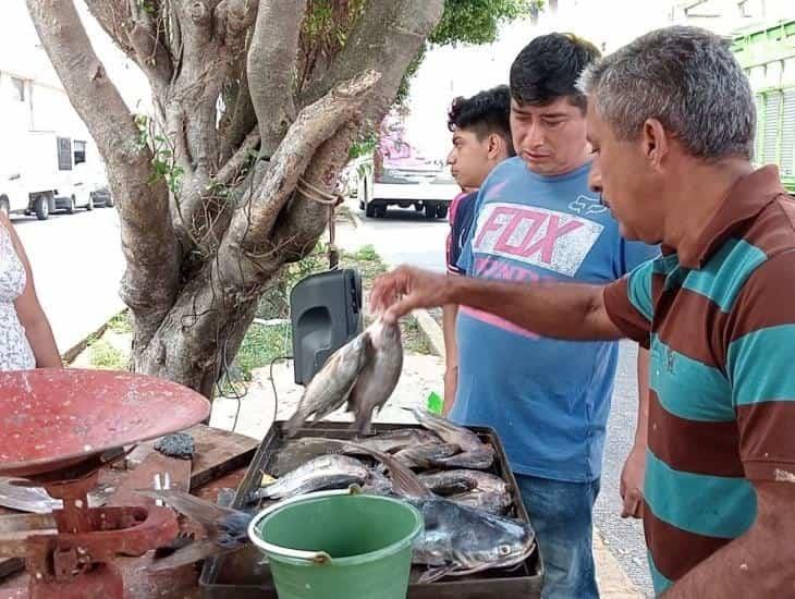 Sin límites; hernia no le impide vender mojarras en su triciclo