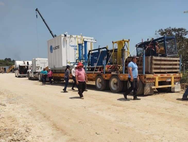 En Moloacán, mantienen bloqueo contra compañía; exigen ser contratados