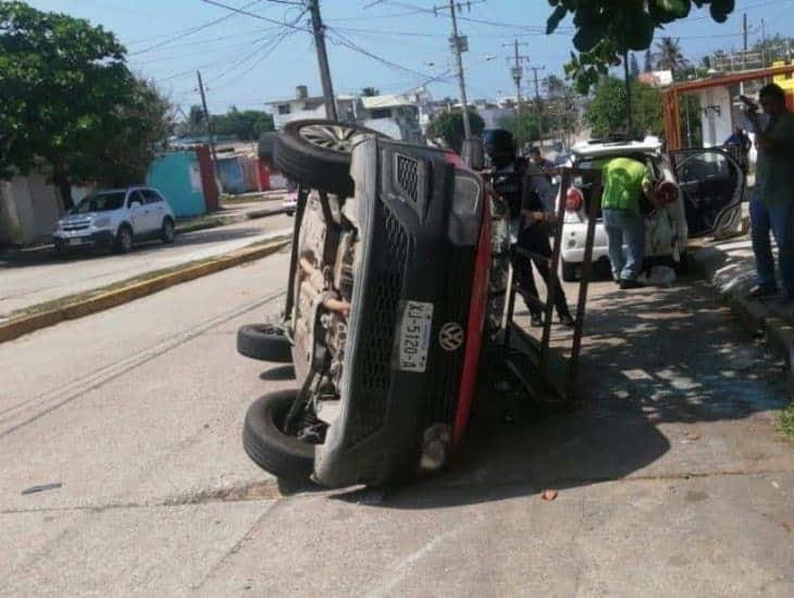 Vuelca camioneta en el centro de Coatzacoalcos