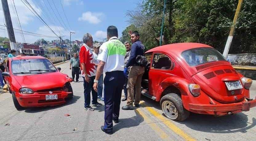 Vocho y Chevy chocaron en avenida Bolivia, en Xalapa