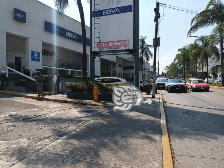 Sujetos sorprenden y asaltan a cuentahabiente en sucursal bancaria de Córdoba
