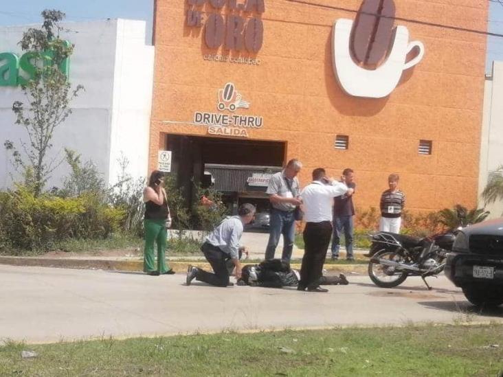 Lesionado, motociclista que chocó contra un auto en Emiliano Zapata