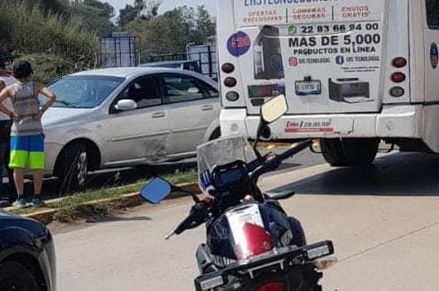 Lesionado, motociclista que chocó contra un auto en Emiliano Zapata