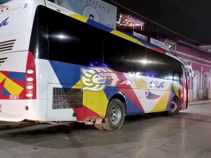 Autobús y camioneta chocan en el centro de la ciudad de Tlapacoyan